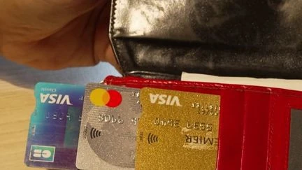 Banques : frais de compte, cartes et assurances… Un vrai poids pour le portefeuille