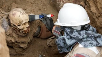 Des ouvriers découvrent par hasard une momie préhispanique, vieille de 1000 ans, à Lima