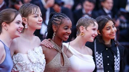 Festival de Cannes 2025 : sur le tapis rouge, les frères Dardenne tout sourire avec leurs actrices, Josh O'Connor et sa fleur rose, Gillian Anderson et Viola Davis éblouissantes dans leurs robes chatoyantes et une double dose de Roschdy Zem