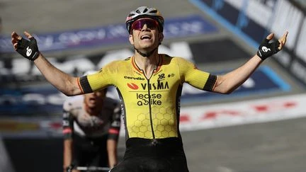 Giro 2025 : Wout van Aert s'offre la 9e étape sur les chemins blancs, Isaac Del Toro nouveau maillot rose
