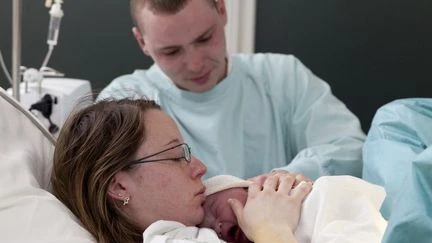 Les femmes ont en moyenne leur premier enfant à 29 ans, soit cinq ans plus tard qu'en 1974, selon l'Insee