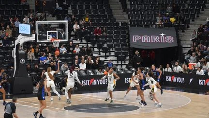 Hymne des Etats-Unis, match diffusé en direct sur ESPN... A Paris, l'Adidas Arena a pris l'accent américain pour deux matchs universitaires de basket