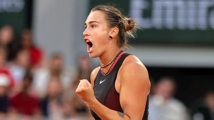 La n°1 mondiale Aryna Sabalenka rallie les quarts de Roland-Garros après sa victoire face à Naomi Osaka dans la première night session féminine depuis 2023