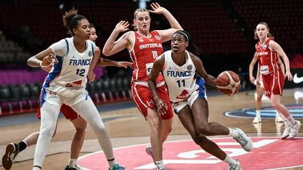 EuroBasket 2025 : les Françaises, déjà qualifiées pour les quarts de finale, étrillent la Suisse dans le dernier match de la phase de poules