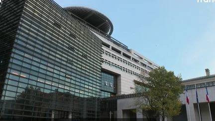 Dons aux associations : des réductions d'impôts plafonnées pour renflouer les caisses de l'État