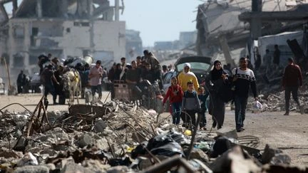 Guerre au Proche-Orient : à Gaza, cette mère de famille va d'hôpital en hôpital pour sauver sa fille malade