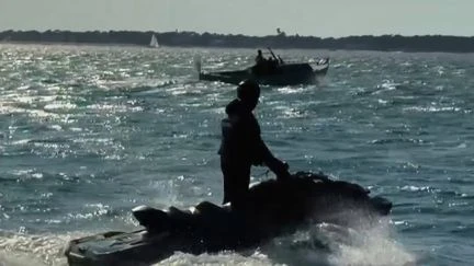 Bassin d'Arcachon : après la mort d'un enfant en 2024, les brigades nautiques redoublent de vigilance dans la zone des 300 mètres séparant les baigneurs des bateaux