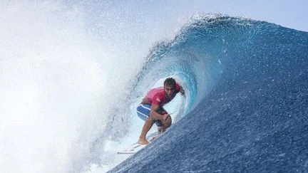 Surf : le champion olympique français Kauli Vaast fait son retour sur la redoutable vague de Teahupo'o, à Tahiti