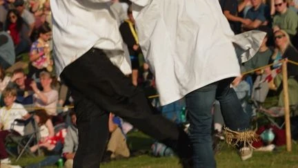 Insolite : qui remportera le championnat de coup de pied dans les tibias ?