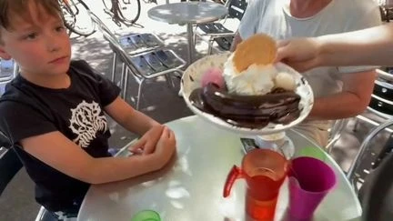 Glaciers, cinémas, supermarchés... À qui profite la vague de chaleur ?