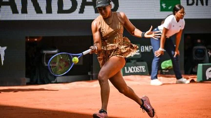 Vainqueure au bout du suspense face à Iva Jovic, Naomi Osaka qualifiée pour la première fois pour les huitièmes de finale de Roland-Garros