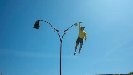 Festival Paris l'été : une artiste se retrouve suspendue au-dessus du vide dans le spectacle 