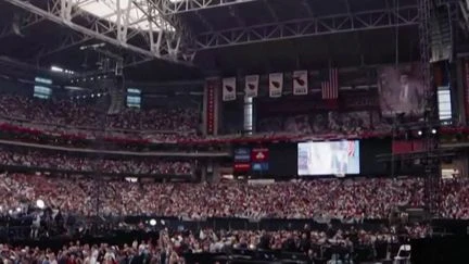 Assassinat de Charlie Kirk : 65 000 personnes réunies pour rendre hommage à l’influenceur conservateur