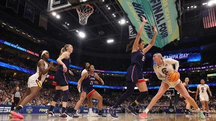Si puissant qu'il lance sa saison de basket à Paris... Plongée dans la démesure du sport universitaire américain