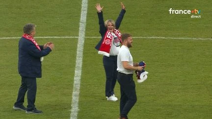 Finale de la Coupe de France : la mère et le beau-père de Christophe Gleizes, journaliste français détenu en Algérie, donnent le coup d'envoi de Lens-Nice