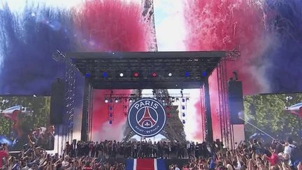 Sur le Champ-de-Mars, 80 000 personnes célèbrent les joueurs du Paris Saint-Germain, vainqueurs de la Ligue des champions face à Arsenal