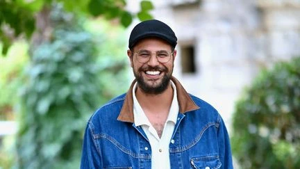 Hakim Jemili en fils aidant et tiraillé dans 