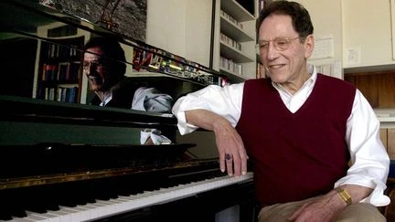 Tom Lehrer, mathématicien, pianiste et chanteur satirique américain, est mort à 97 ans