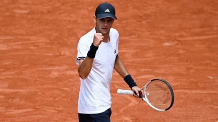 Rafael Jodar s'offre un premier quart de finale à Roland-Garros en renversant son compatriote Pablo Carreno Busta en cinq manches