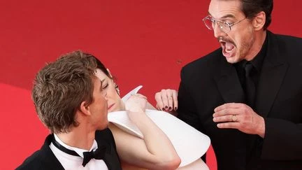 Festival de Cannes 2025 : montées des marches prestigieuses avec Emma Stone et Austin Butler attaqués par une abeille, Natalie Portman gracieuse comme une danseuse, Kristen Stewart en short et Joaquin Phoenix impossible à dérider