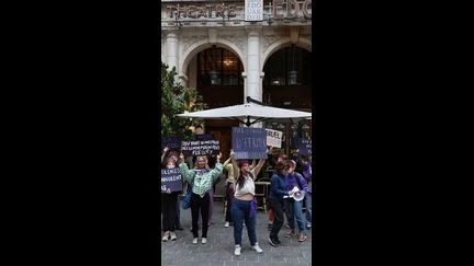 Des militantes féministes manifestent devant le théâtre où joue Patrick Bruel