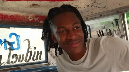Quinze ans après le séisme qui a ravagé Haïti, Jerry, enfant rescapé adopté par des Français, retourne sur les traces de son passé