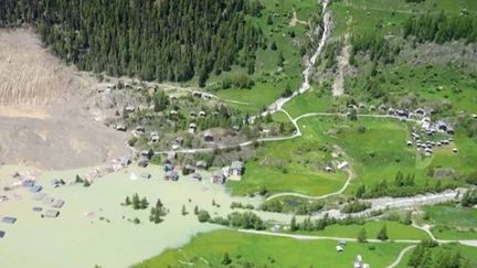 Eurozapping : la vallée du Lötschental inondée après l’éboulement d’un glacier