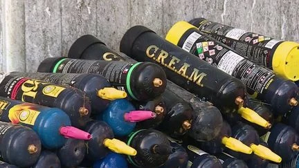 Protoxyde d'azote : ces communes qui luttent pour faire interdire la vente de bonbonnes de gaz hilarant aux plus jeunes