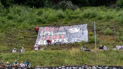 Tour de France : RSF déploie une bâche géante pour réclamer la libération du journaliste Christophe Gleizes