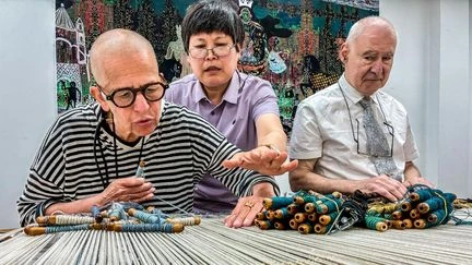 À Aubusson, l'artiste contemporaine Hélène Delprat termine la tapisserie de Bayeux dans un atelier où règne le silence, le temps suspendu et une œuvre pour l'histoire