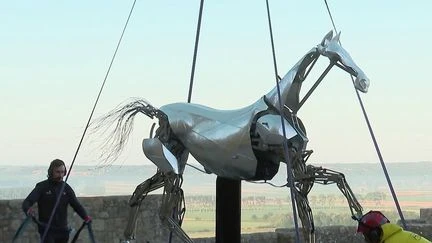 Zeus, le cheval mécanique de Paris-2024, fait escale au Mont-Saint-Michel