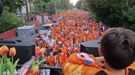 Euro 2025 : des milliers de supporteurs néerlandais font déferler une vague orange dans la ville de Bâle avant le match face à l'équipe de France