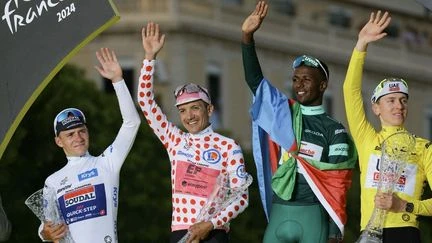 Tour de France 2025 : le maillot blanc et le maillot à pois, qui fêtent leurs 50 ans, ont-ils toujours un sens ?