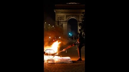 Un véhicule blesse deux piétons à Paris, 326 interpellations après la victoire du PSG