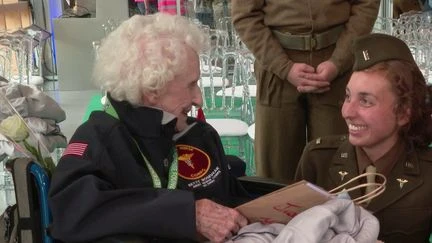 Pour les 81 ans du Débarquement, les derniers vétérans américains acclamés par le public en Normandie