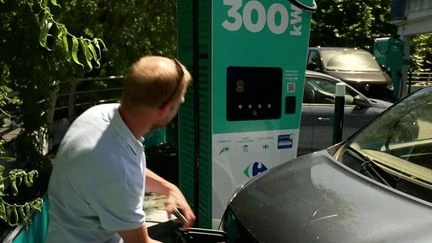 Les bornes électriques sont désormais un produit d'appel dans les supermarchés pour attirer les clients
