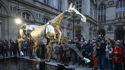Zeus, le cheval métallique de la cérémonie d'ouverture des JO, va être exposé tout l'été au Mont Saint-Michel