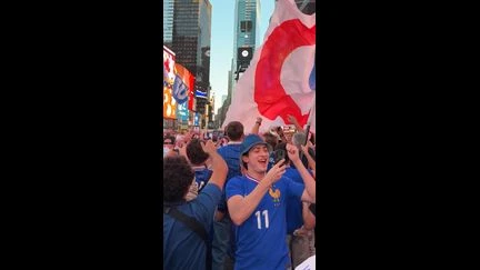 Les supporters des Bleus enflamment Times Square