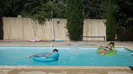 Récupération d'eau de pluie, énergie solaire, notation de A à F... Comment les piscines tentent de devenir plus écologiques