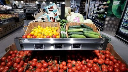 La grande distribution pratique des marges beaucoup plus élevées sur les fruits et légumes bio qu'en conventionnel, selon une étude