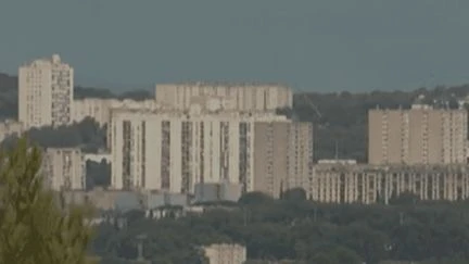 Banlieues : l'État dépense-t-il trop dans les quartiers ?