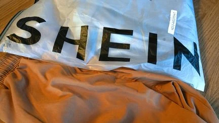 Les Français consomment toujours de plus en plus de vêtements neufs, avec 10 millions d'articles achetés chaque jour en 2024