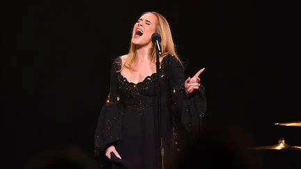 Une fausse chanson d'Adele en hommage à Charlie Kirk, générée par l'IA, est publiée sur YouTube