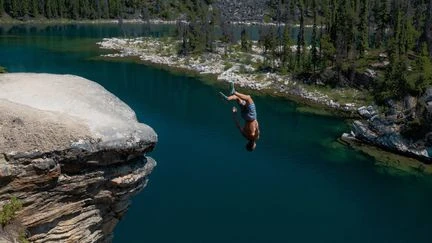 Sports extrêmes : le cliff jumping, une discipline qui cartonne sur les réseaux sociaux mais dont les risques sont souvent sous-estimés