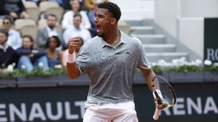 Roland-Garros 2025 : même diminué, Arthur Fils se qualifie pour le troisième tour après une bataille de plus de quatre heures contre Jaume Munar