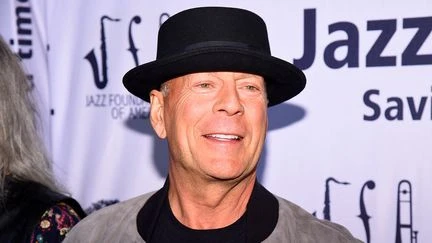 Atteint de démence, l'acteur américain Bruce Willis vit désormais dans une maison médicalisée, annonce sa femme