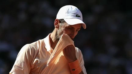 Roland Garros 2026 : Novak Djokovic lâche encore un set avant d'éliminer le Français Valentin Royer