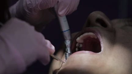 Des patients appelés à se faire dépister après la fermeture d'un cabinet dentaire pour des manquements aux règles d'hygiène et d’asepsie dans la Manche