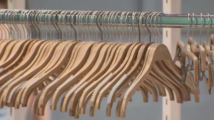Liquidation de Jennyfer : les derniers vêtements s'envolent à un euro dans les magasins de l'enseigne, qui joue sa survie ce jeudi