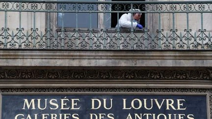 Cambriolage au Louvre : deux bijoux retrouvés, enquête ouverte pour 